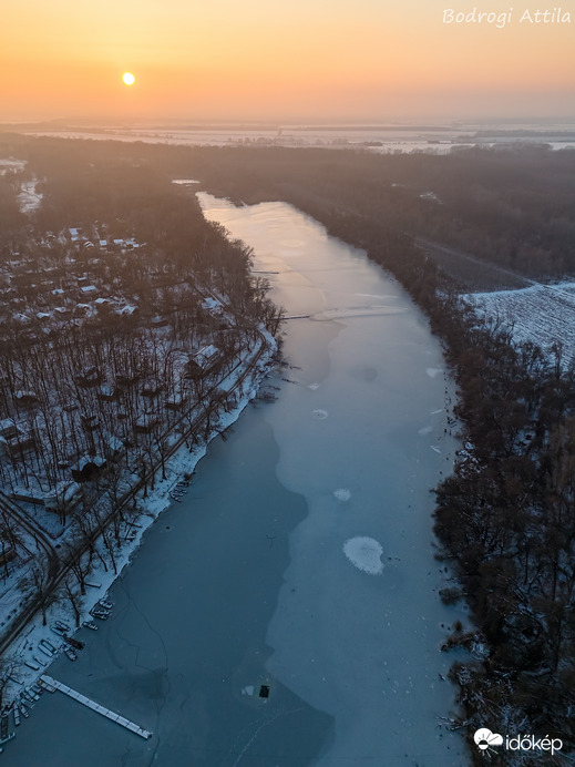 Meleg színek a jeges naplementében 