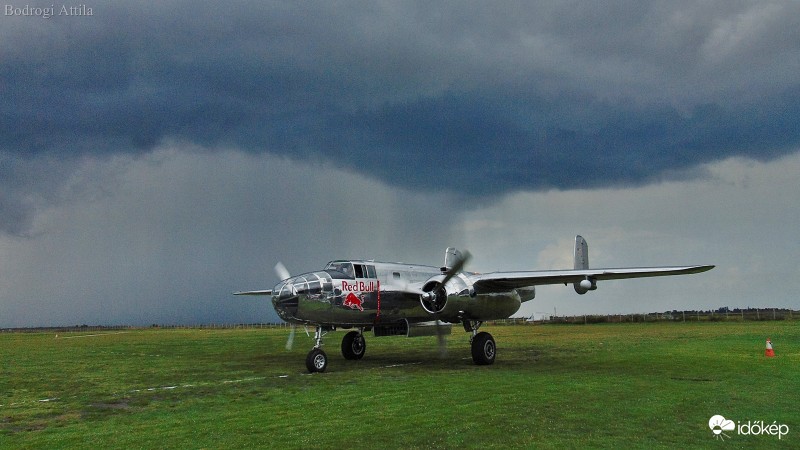 B-25 és zivatar