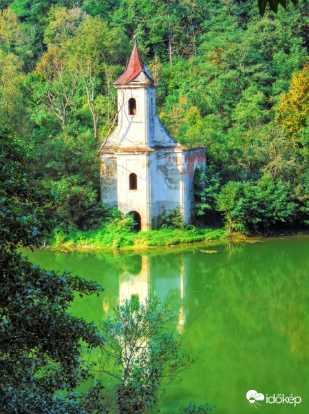 A Csolnakosi-tó partján