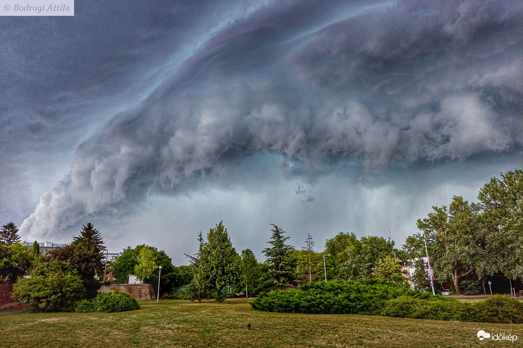 Szélviharral, jégesővel