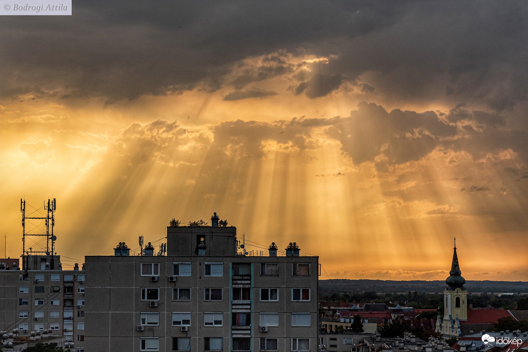 Tyndall-sugarak a belváros felett 