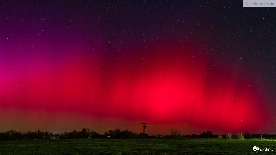 Vörösben izzó sarki fény