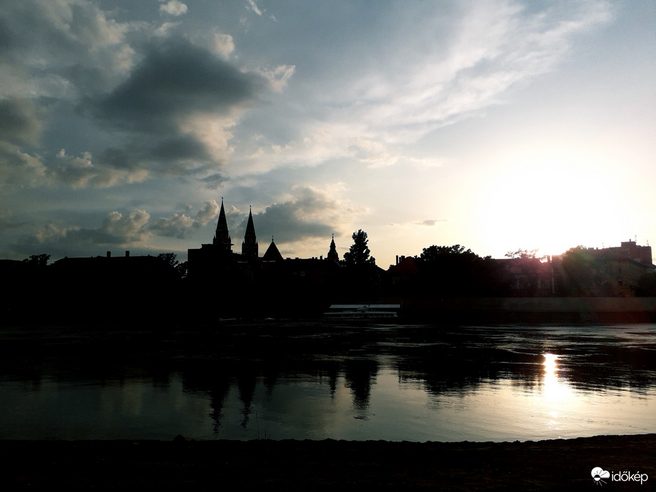 Szeged este.