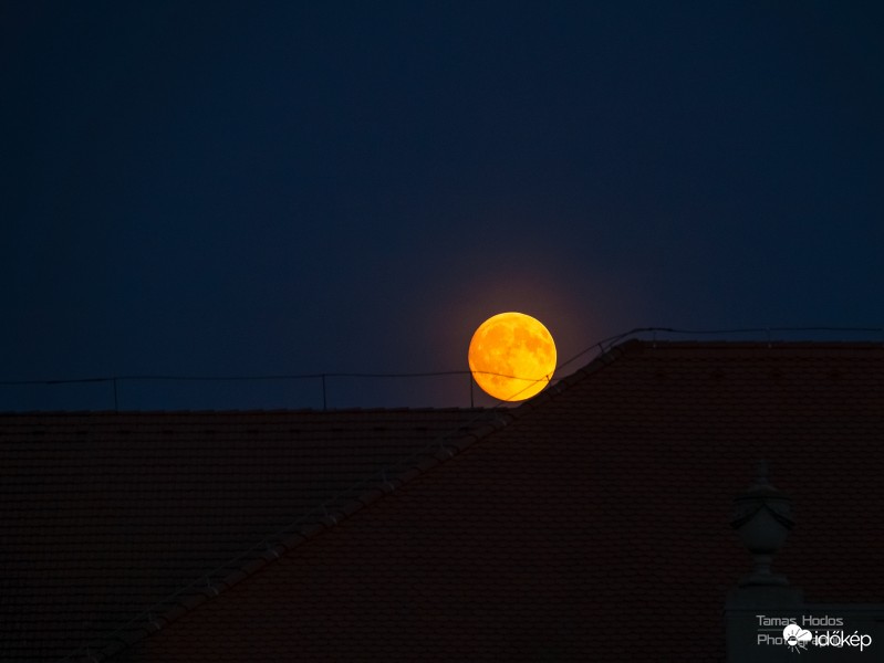 Valaki a háztetőn felejtette a labdáját :)
