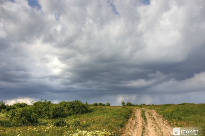 Távoli zivatarok csapadéksávjai