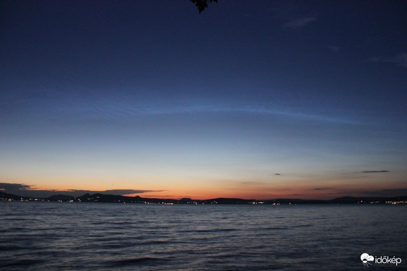 Éjszakai világító felhő a Balaton felett