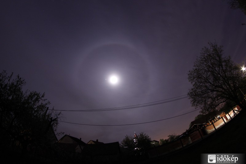 Holdhaló vasárnap este