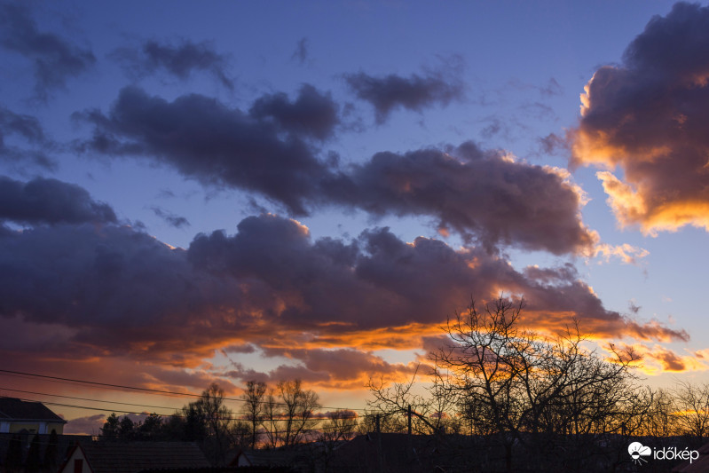 Gomolyfelhős napnyugta 