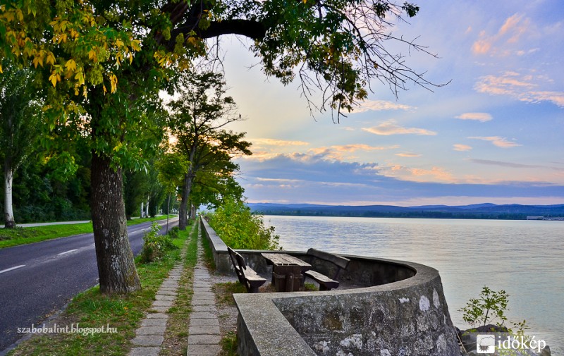 Napnyugta előtti fények a Tihanyi-félszigetnél.