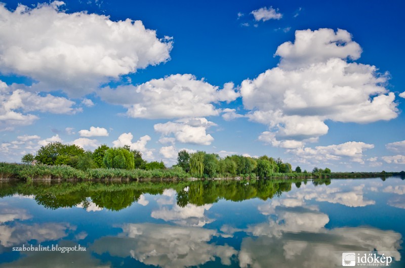 Tükörkép Röszkénél, a Holt-Tisza partjánál.