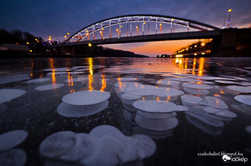 Jégbe zárt buborékok a fagyott Tiszában a mai alkonyatkor.