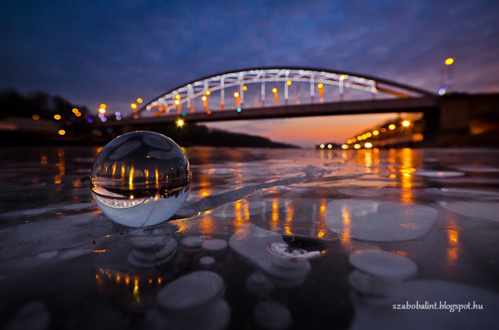 Gömbbe zárt Szeged, avagy jégbe zárt metánbuborékok a fagyott Tiszában a kora este fényeiben. :)
