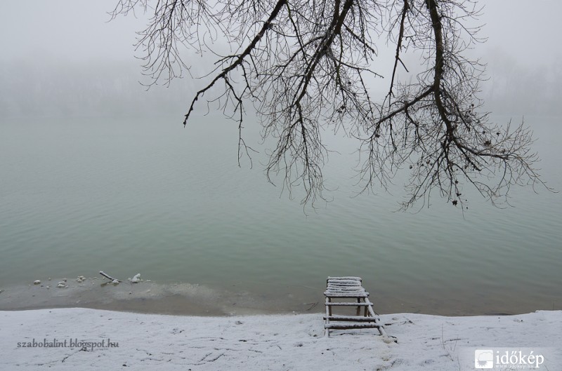 Ködös téli reggel a Tisza-parton.