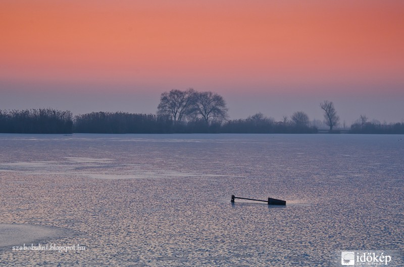 Fagyos napkelte a szegedi Maty-éren.