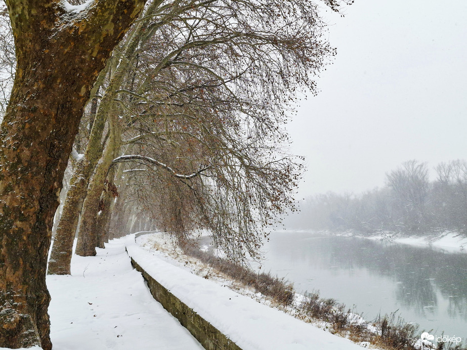 Hamvas Béla sétány hóesésben 