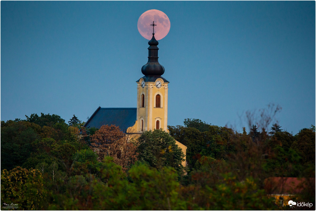 A nyár utolsó teliholdja Karádról