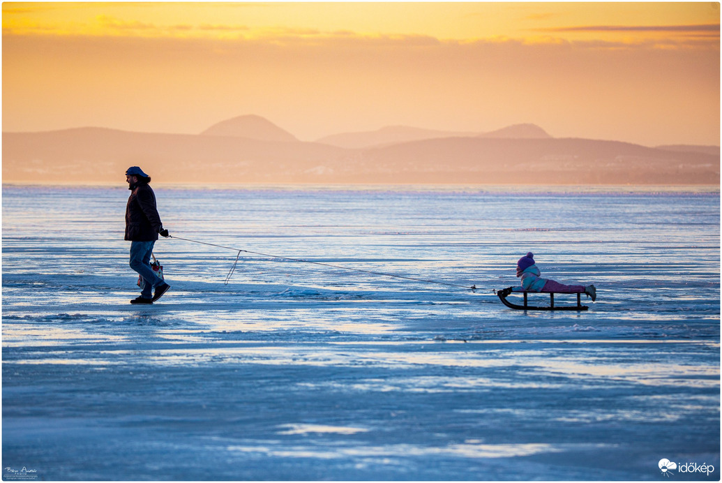 Csúszás a jeges Balatonon