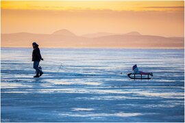 Csúszás a jeges Balatonon
