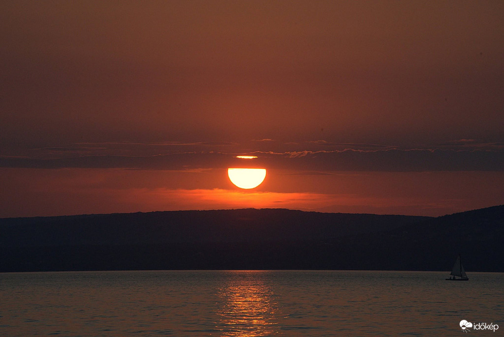 Nyári naplemente a Balatonnál