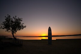 Naplemente a vízparton