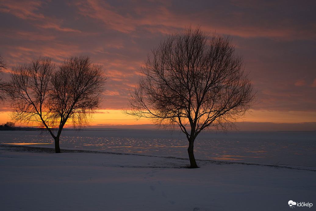 Romantikus téli naplemente a Balatonnál