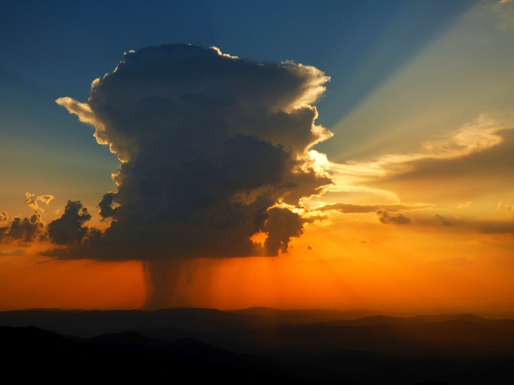 Zivatar a naplementében