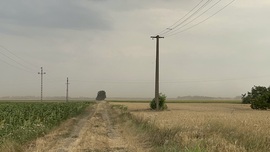 Felkapta a szél a határba a port
