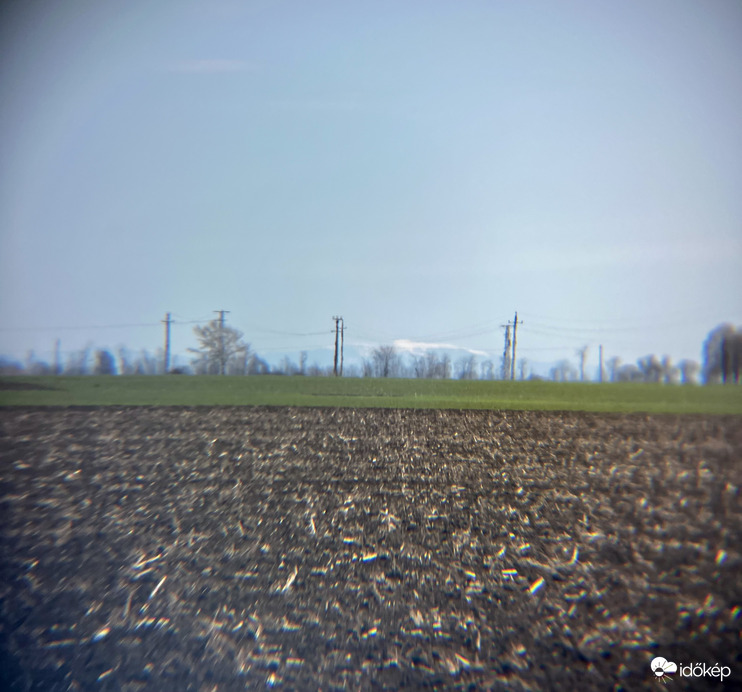 A Bihari-hegyek havas hegycsúcsai a Dél-Alföldről