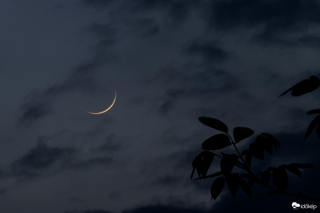 Felhők közt a holdsarlóig