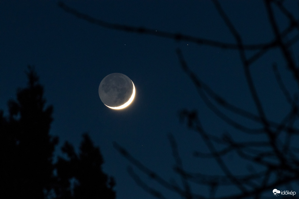 Alkonyi holdsarló és földfény