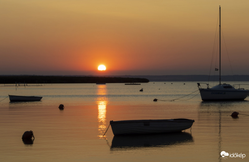 Hajók a napfelkeltében