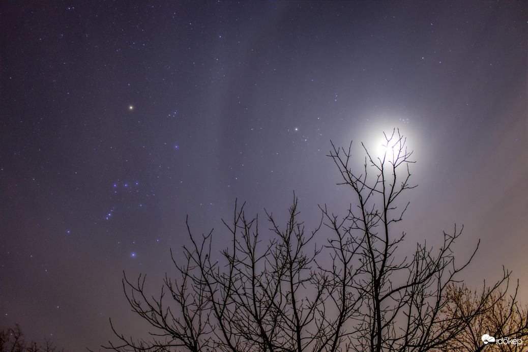 A téli csillagképek, holdhalóval