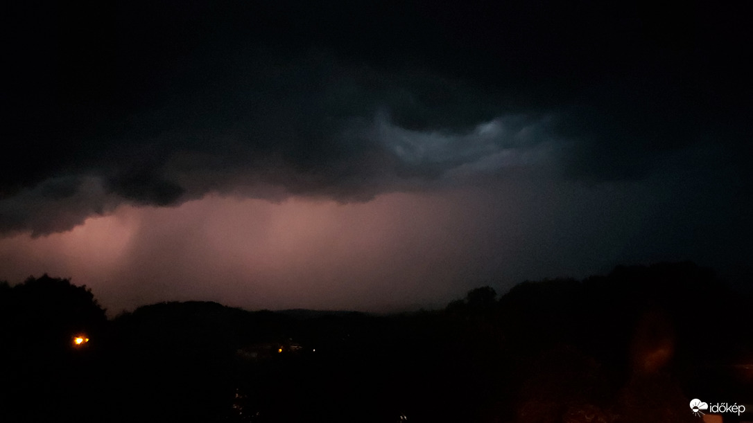 Valami alakul egyre inkább