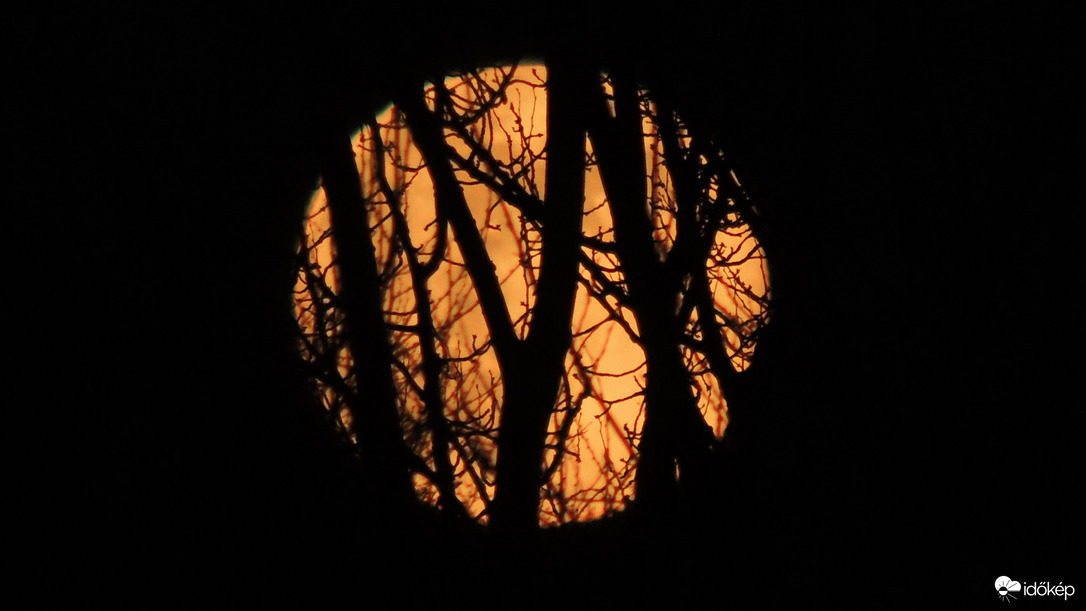 A Hold  mindig "szuper"...