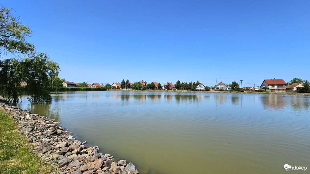 A jászapáti Nagy-Homokos tó partján