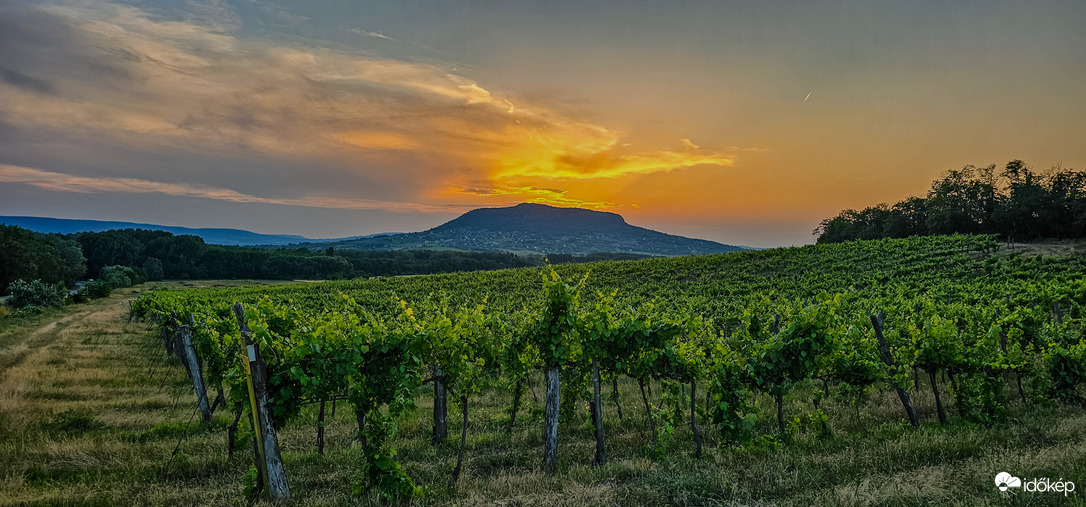 Szent György-hegy alkonyati fényekben