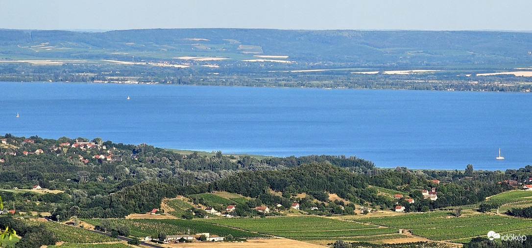 Vitorlásozók a késő délutáni fényekben
