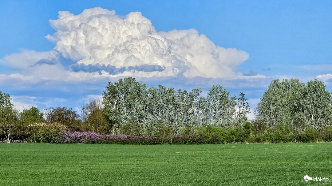 Vattacukor-hegyek a tavaszi horizont felett