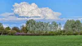 Vattacukor-hegyek a tavaszi horizont felett