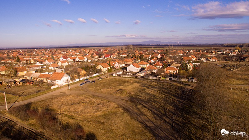 Jákóhalma, háttérben a Mátra