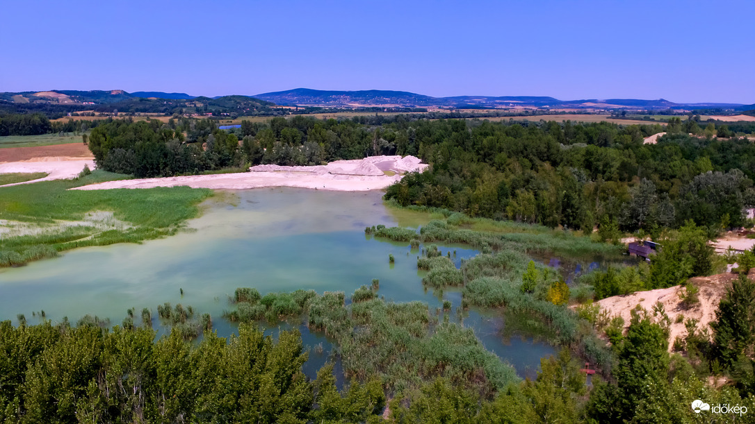 Azúrkék tó a Káli-medencében