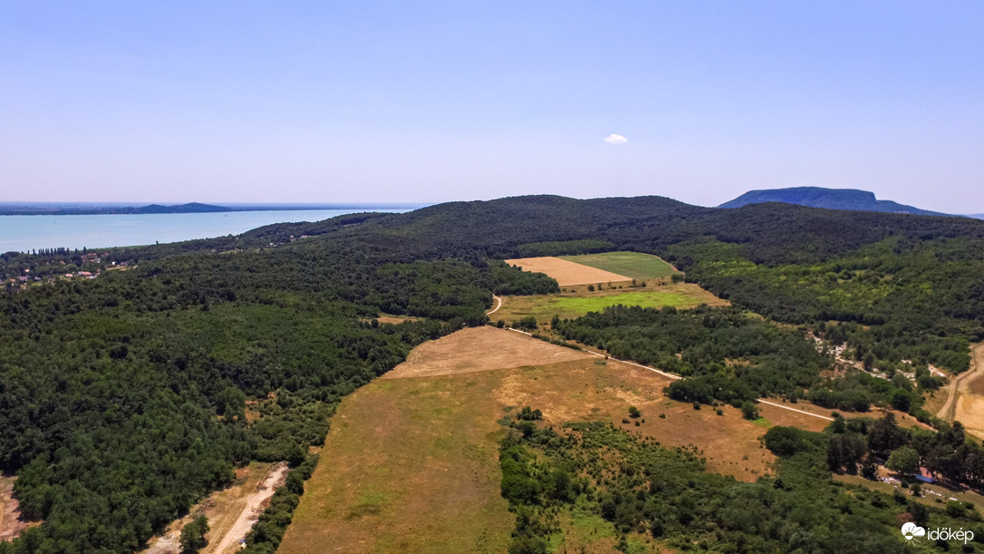 Csak a Badacsony teteje látszik