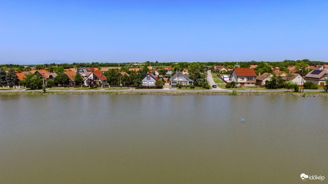 Parti házsor Jászapátiban