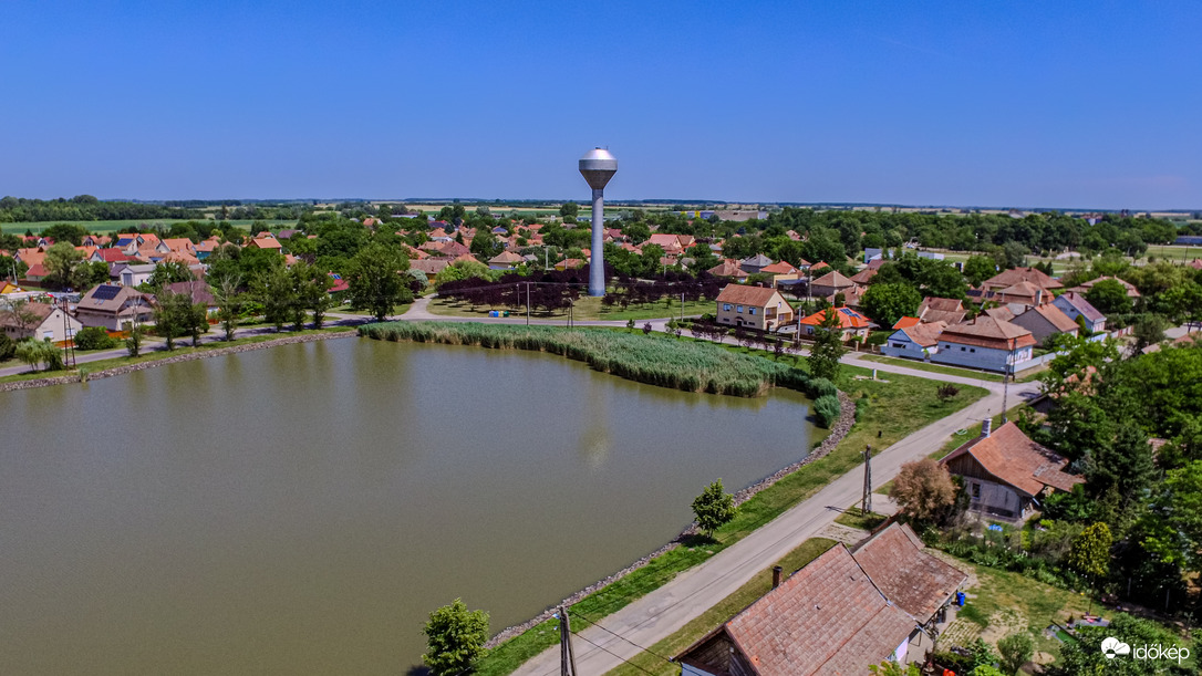 A víztorony őrzi a tavat