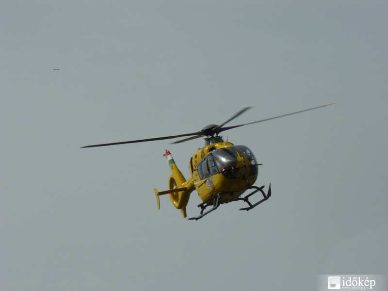 Mentő helikopter a derült égen