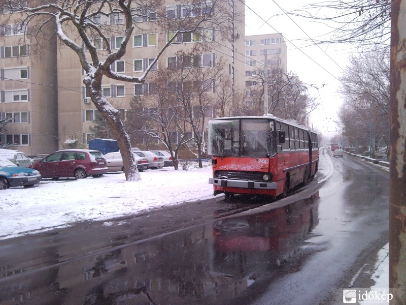 Ütközött a 81-es troli Zuglóban