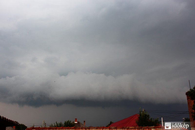 Látványosan érkezett