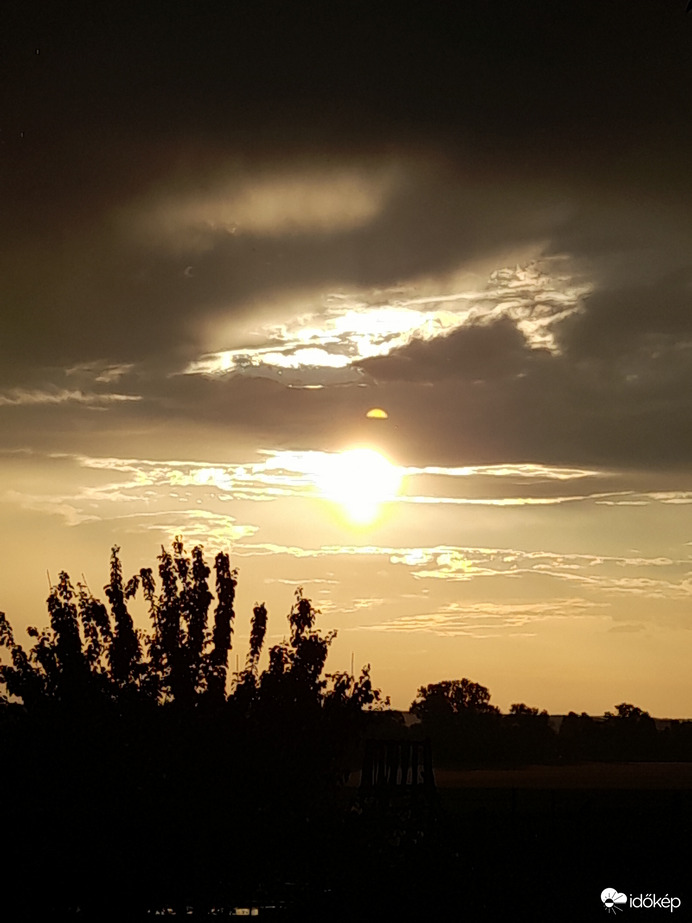  És közben esik az eső...