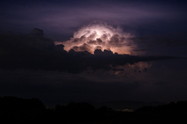 Villámtól átvilágított felhő