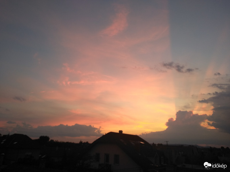 Naplemente-zivatarfelhővel